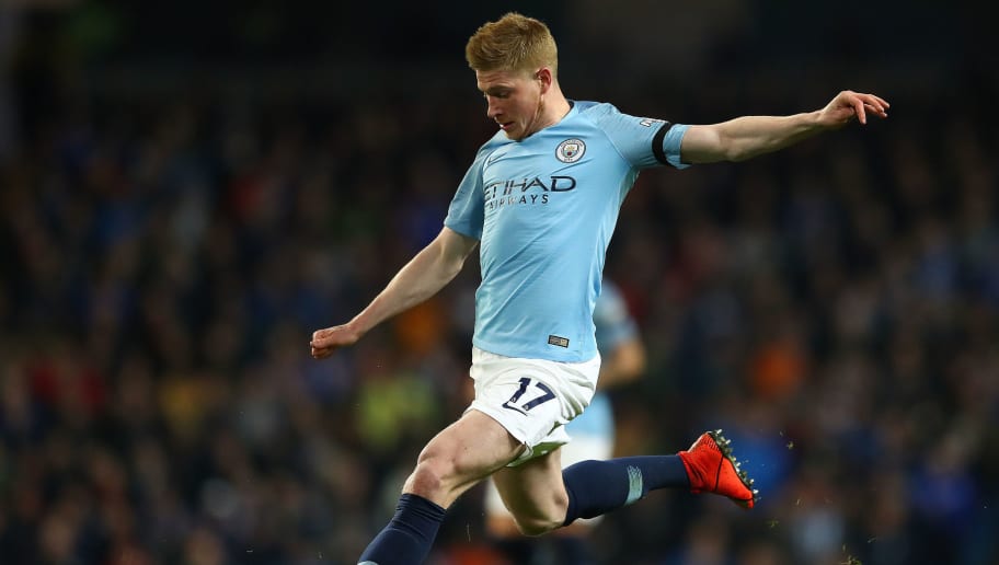 套娃，久保建英坐在涩谷的大久保建英像下握着一个小久保建英（涩谷套娃名场面：久保建英在自己巨像下手持迷你版自己）