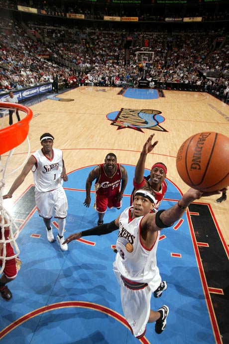 内马尔在桑托斯关键比赛中上演帽子戏法，助球队保级成功，展现坚韧与决心。（内马尔关键战戴帽护航桑托斯保级，尽显坚韧与决心）