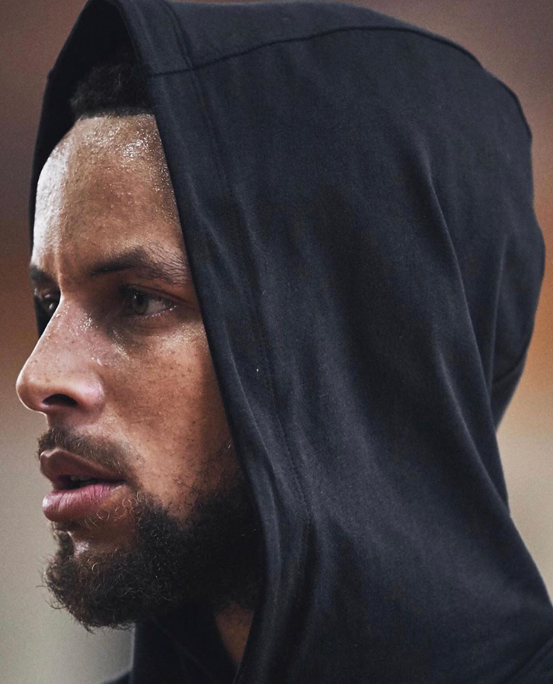 AI导盲眼镜与导盲狗亮相残特奥会，广东盲人门球队获科技助力（AI导盲眼镜与导盲犬同台亮相残特奥会，科技赋能广东盲人门球队）