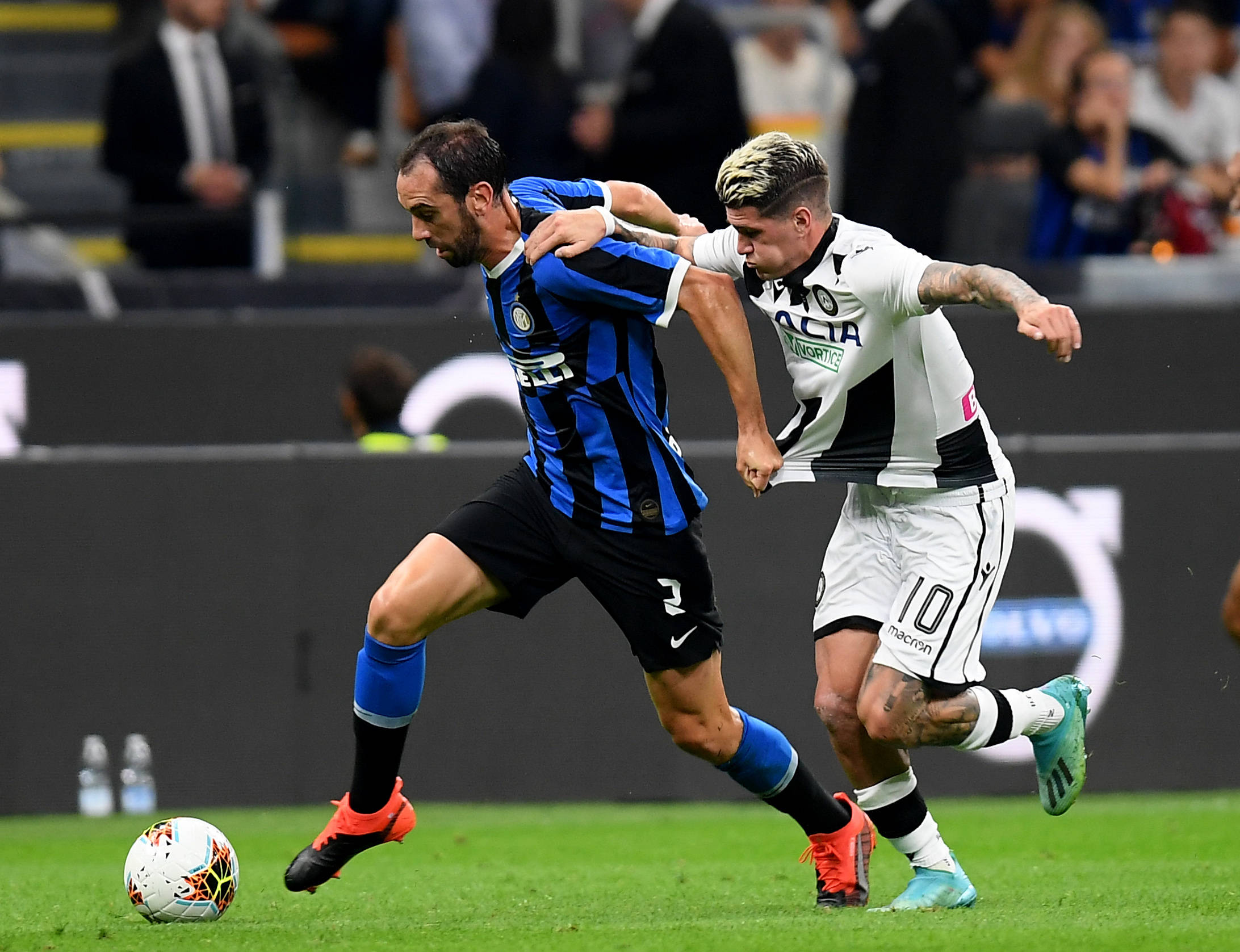 每体：巴萨内部分析过凯恩的情况，双方都不急于采取行动（每体：巴萨已内部评估凯恩动向，双方暂不急于推进）