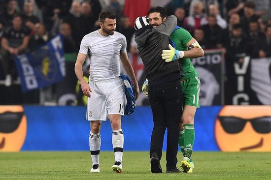 维蒂尼亚是第九位欧冠对英格兰球队戴帽球员，也是葡萄牙首人（欧冠对英格兰球队上演帽子戏法，维蒂尼亚成史上第九人兼葡萄牙首人）