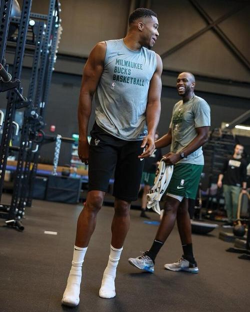 篮球NBA球员合约细节曝光，引发讨论（NBA球员合同细节流出，掀起热议）