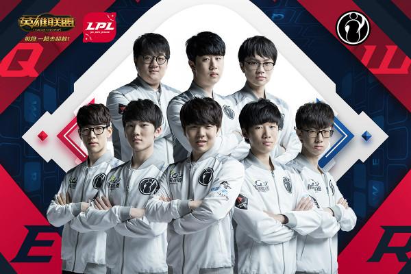 己在球场上 己在球场上