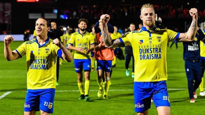 己在球场上 己在球场上